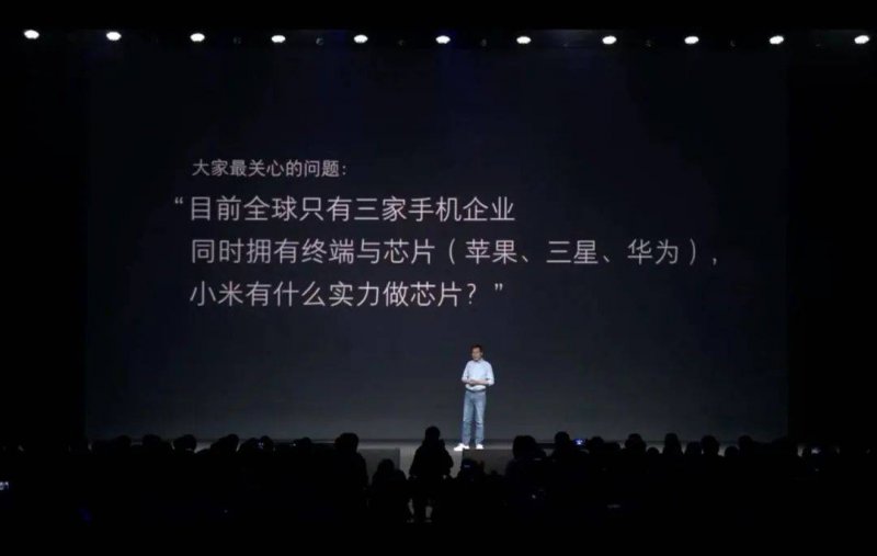 丈夫遭车祸智力相当于六七岁儿童 女教师带着丈夫上班