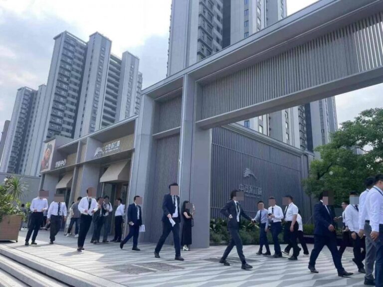 汽车贴挂卡通玩偶作用安 全洛阳交警大战“蜘蛛侠”
