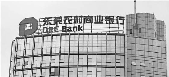 郑机城铁“公交化”开行 高峰期车厢满满都是人